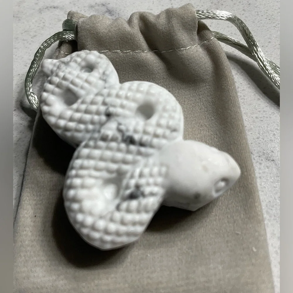 Howlite Snake w/pouch - Picture 4 of 5